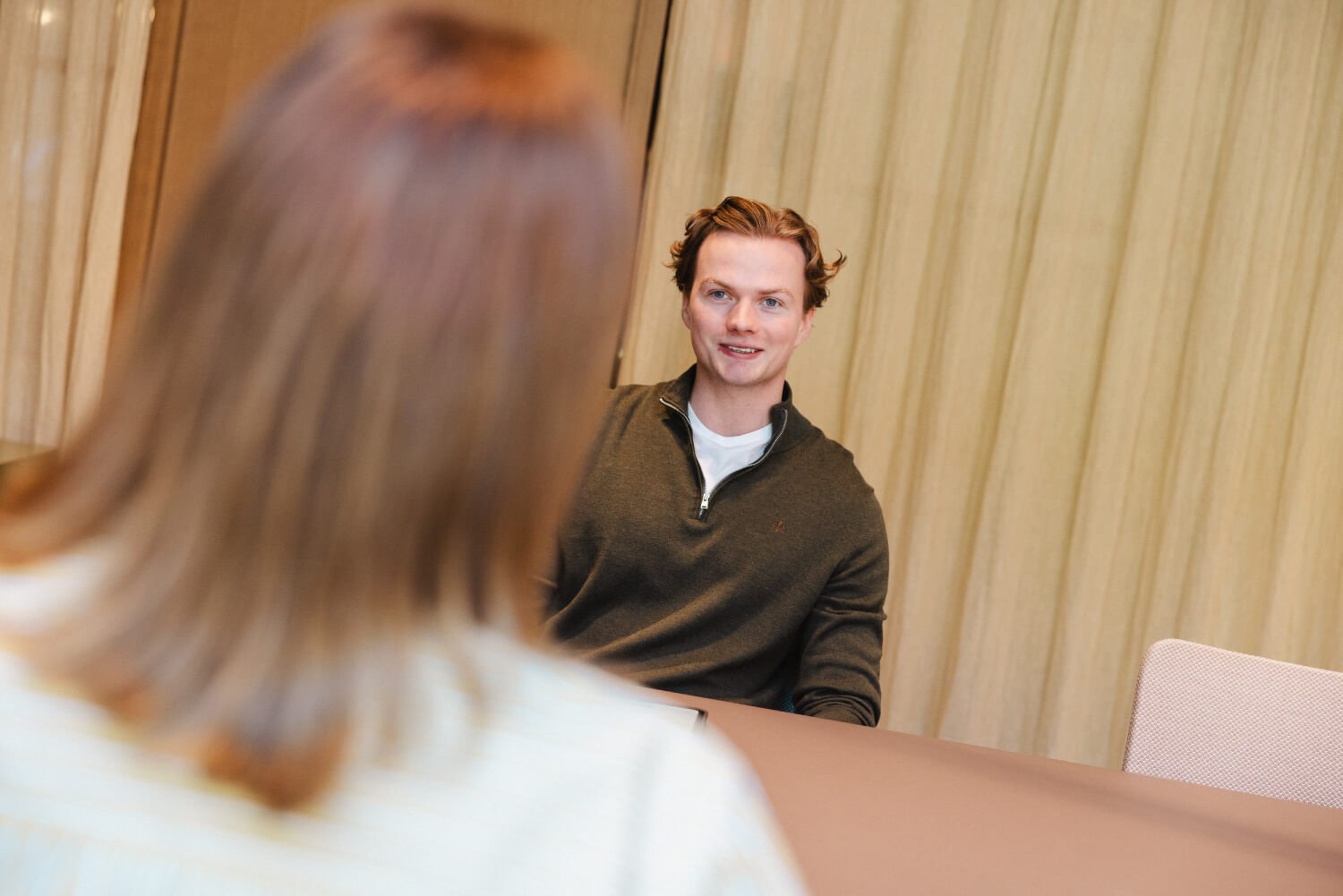 Kollega i samtale ved møtebordet
